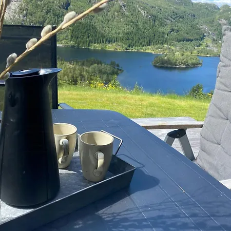 Mountain With Magical View And Tranquil Semesterbostad *