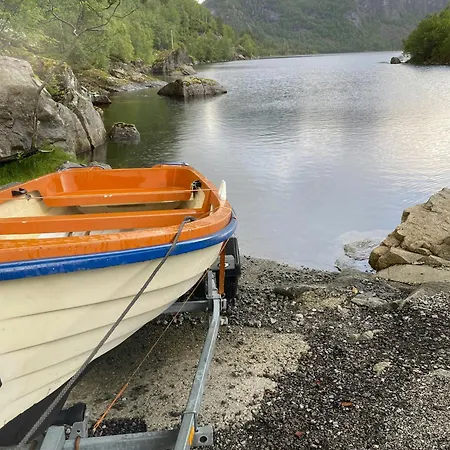 Mountain With Magical View And Tranquil Semesterbostad